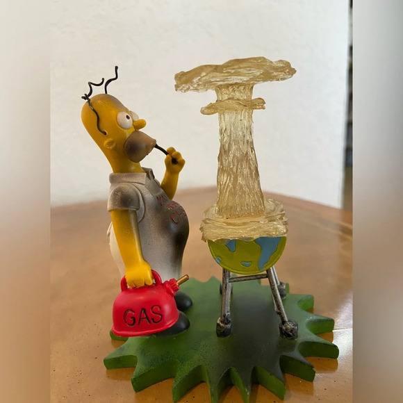 The Simpsons KISS THE CHEF at Home With Homer Collection Figurine - Picture 1 of 5